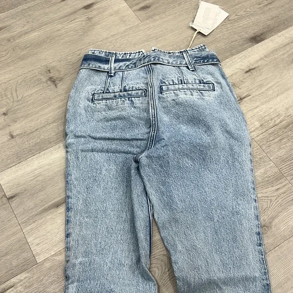 GRLFRND Blue Jeans Daphne High Rise Size 26 Belt Stonewash Light Distressed - Picture 6 of 7